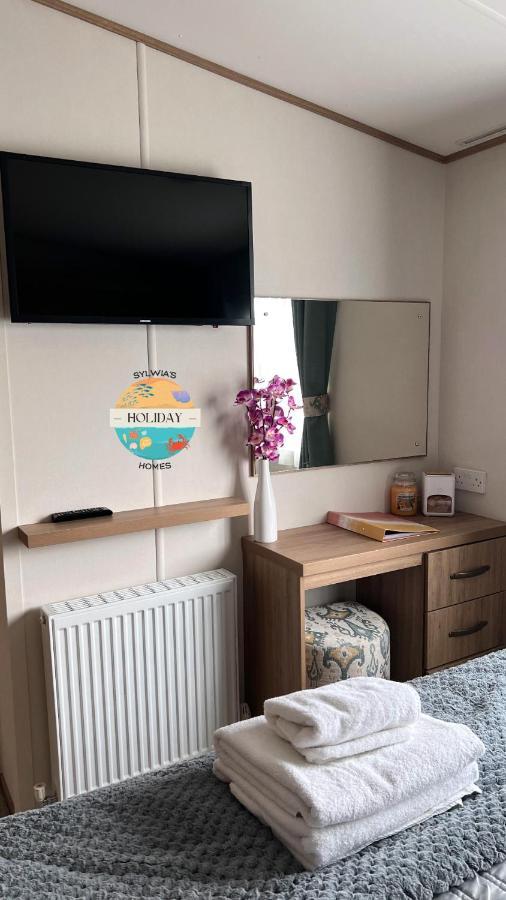 Field View - Martello Beach - Sylwia'S Holiday Homes Jaywick Sands Exterior foto